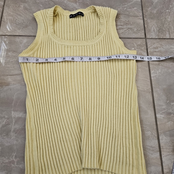 Magna yellow knit top size small - Picture 5 of 7